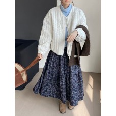 韓系の丸襟、縦縞の縫い込みデザインがある綿入れのアウター。綿入れコートで、デザイン感があります